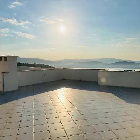 Lakeside Gardens - 2 Bedroom - Sleeps 6 *